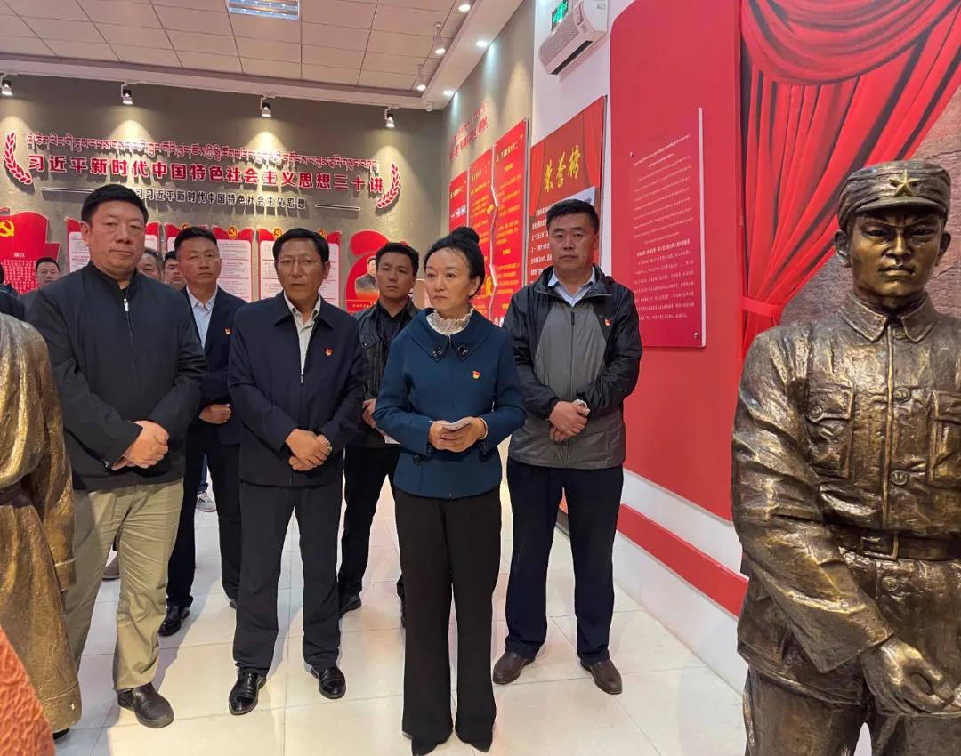 江海梅一行在囊谦县调研指导工作