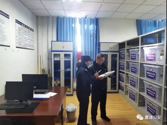 囊谦县公安局法制大队对涉案财物集中保管室开展清查工作