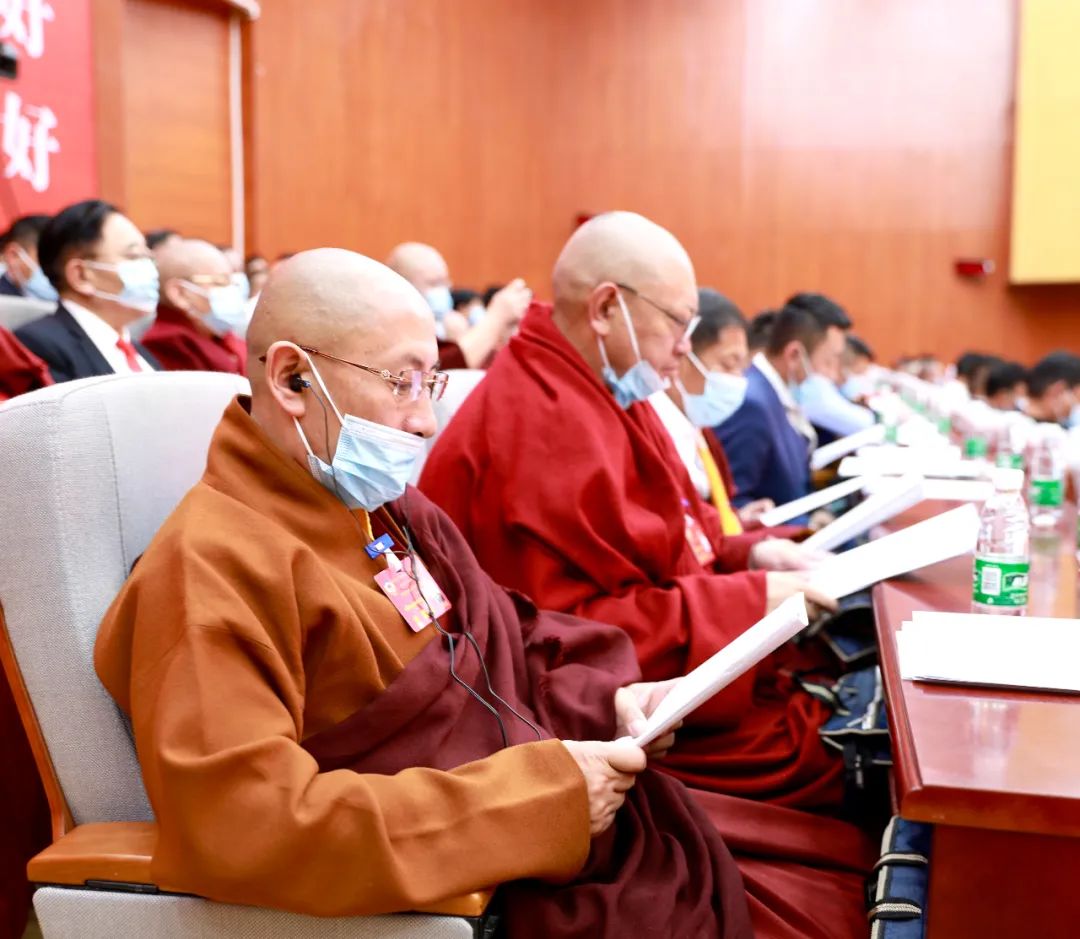 玉树藏族自治州第十四届人民代表大会第二次会议隆重开幕