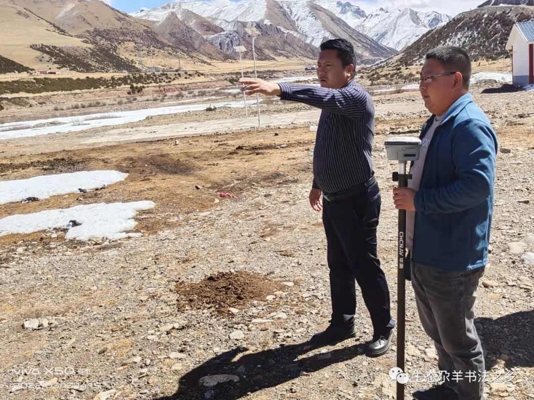 （尕羊乡）普吾才仁带队实地勘查项目选址情况