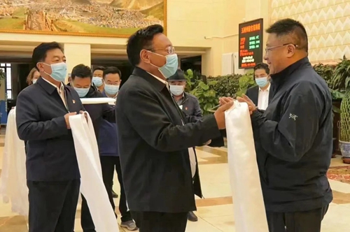 玉树州省党代表赴西宁参加省第十四次党代会
