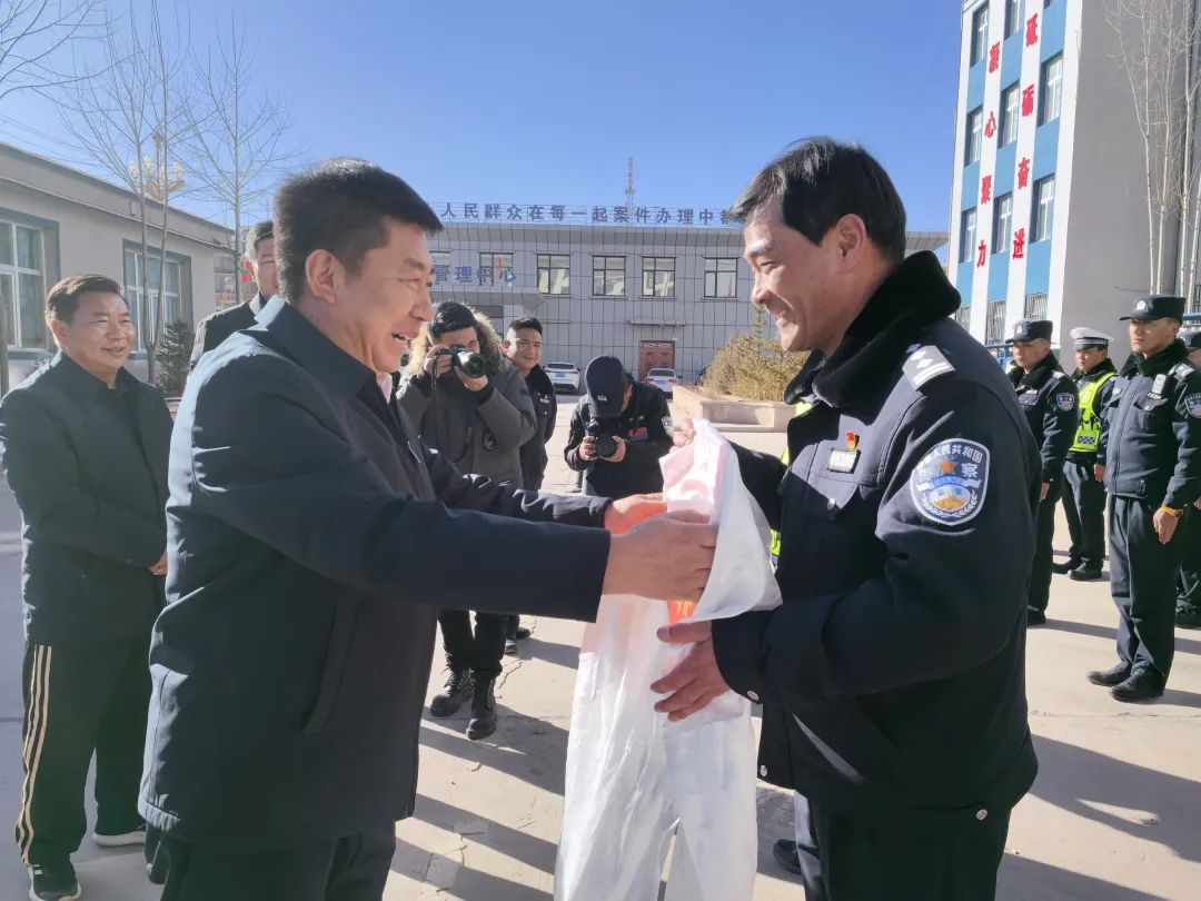 囊谦县四大班子领导开展春节前走访慰问活动